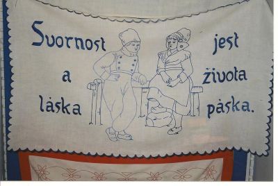 I orimmad svensk översättning: Endräkt och kärlek är livets band.